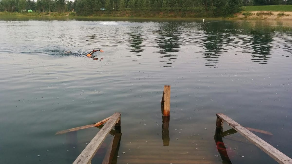 Niina Mäenpää treenaa Kööpenhaminan Ironman-kisaan Seinäjoen Tanelinlammella.