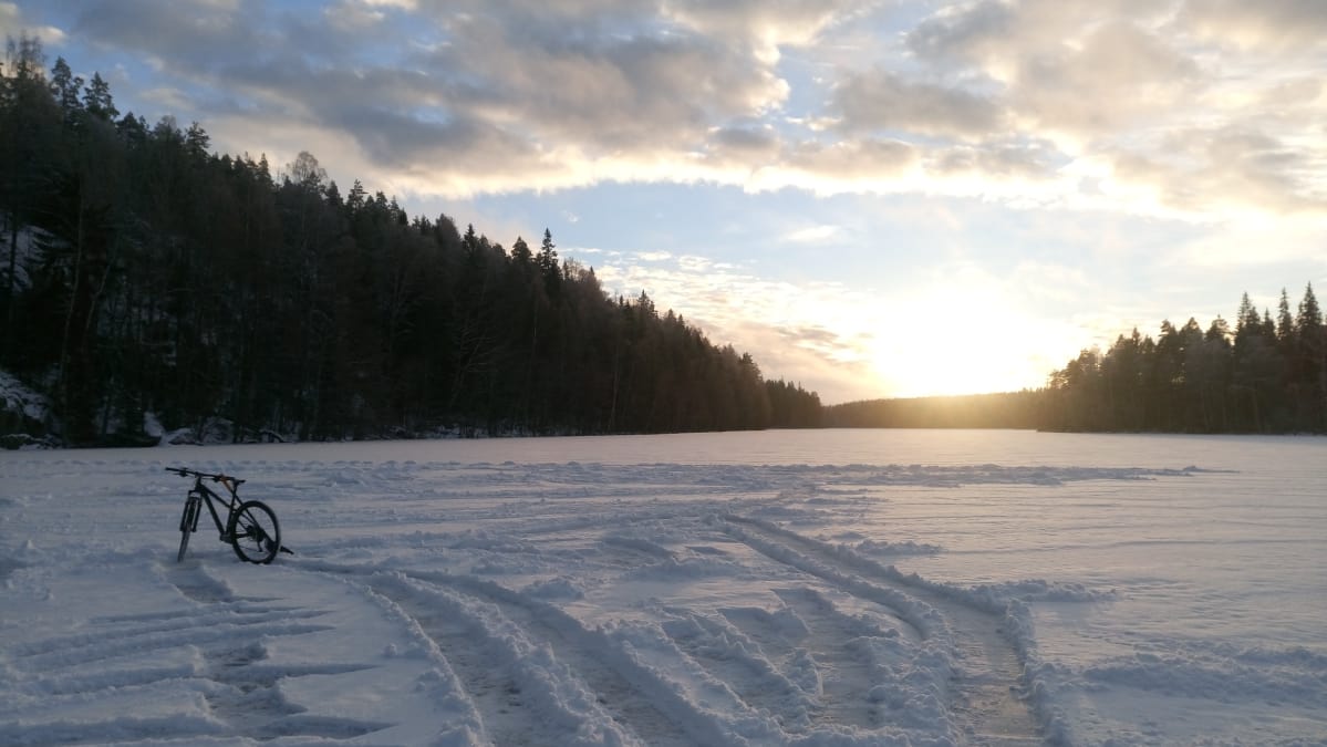 Pasi Widgren tekee lumipiirroksia Lahden Lapakiston luonnonsuojelualueella.