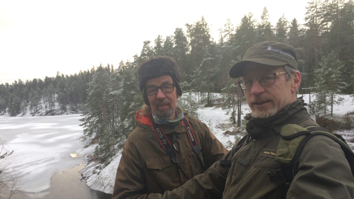 Markku Sohlman ja Aarno Tervonen riippusillalla.
