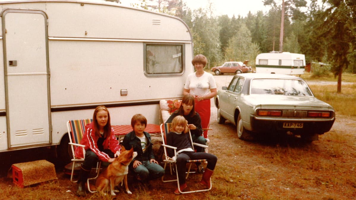 Korsijärvet kesällä 1980 ensimmäisen asuntovaununsa edustalla. Vasemmalla tytär Sari, keskellä toinen tytär Pia ja oikealla äiti Seija.