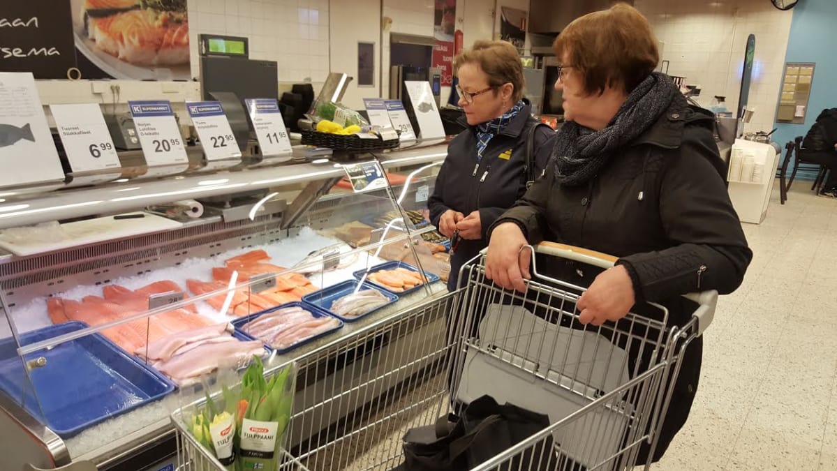 Aira Hiltula ja Pirkko Hanhisuanto ostoksilla/Kela-kyyti
