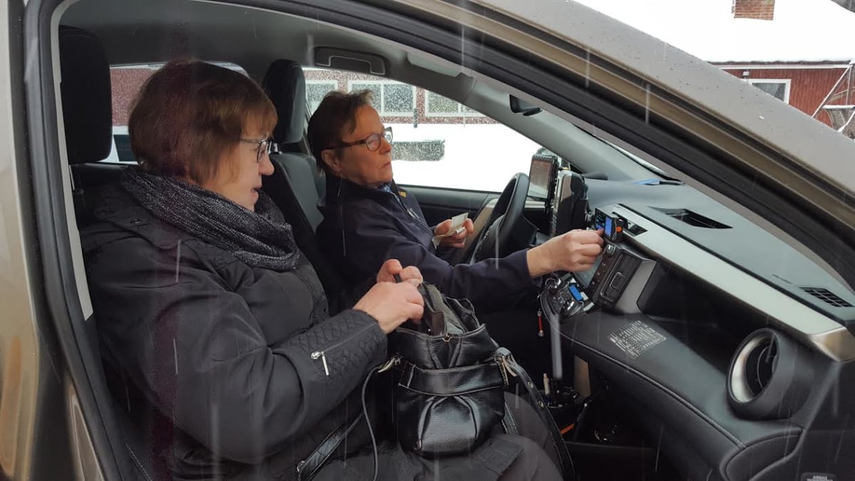Aira Hiltula ottaa Kela-kyytimaksu Pirkko Hanhisuannolta