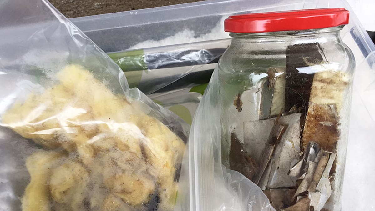 Homeisia rakennusmateriaaleja muovipussissa ja lasipurkissa
