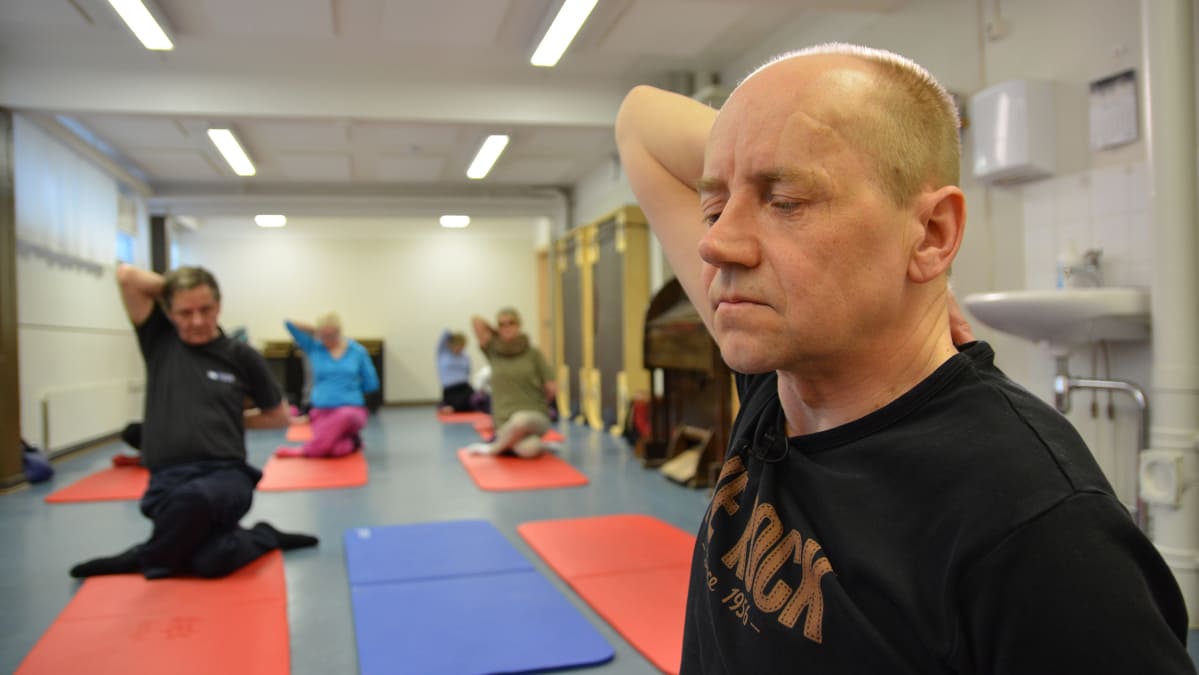 Janne Silas vetää joogatuntia.