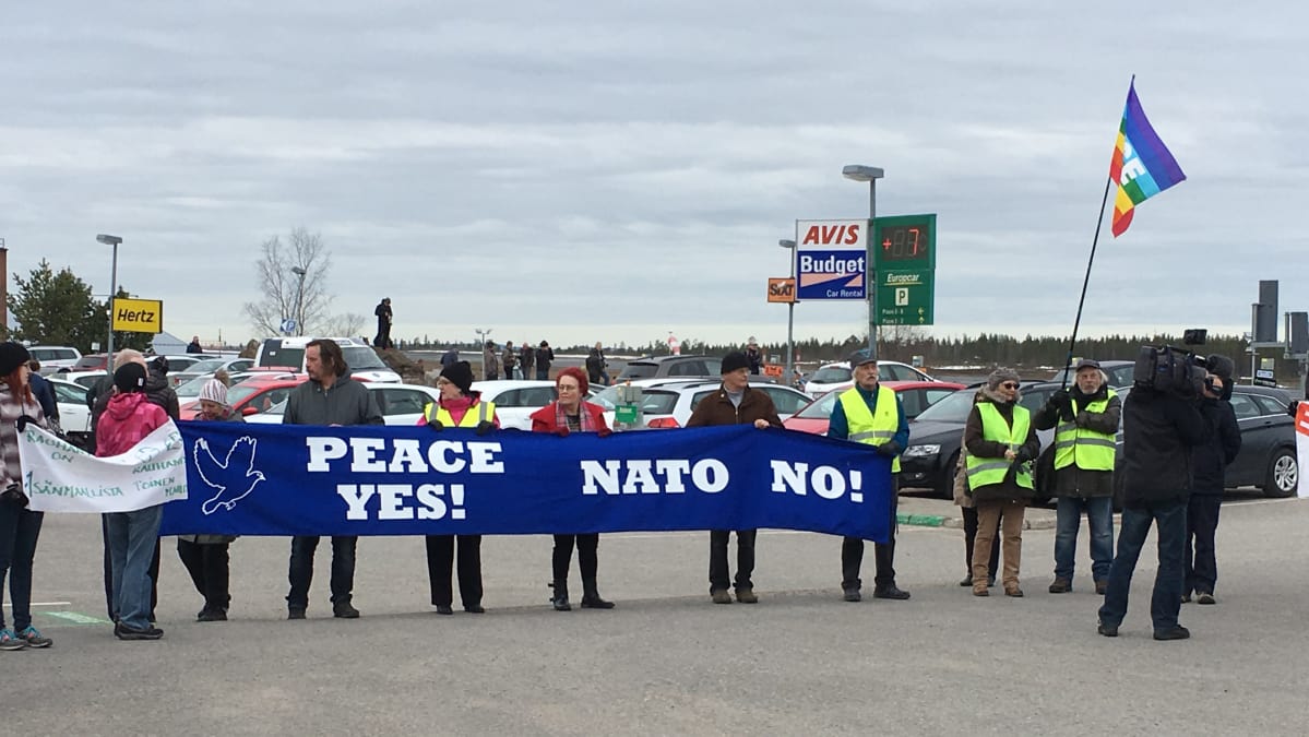 Suomen Rauhanpuolustajat osoitti Rovaniemen lentoasemalla mieltään Pohjoismaiden ja Nato-maiden suurta Arctic Challenge Exercise -lentosotaharjoitusta vastaan.
