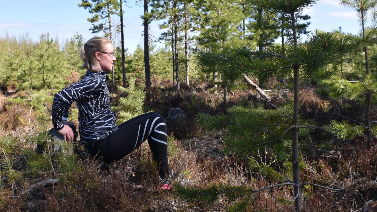 Teija Kuronen tekee dippiä kannon avulla.