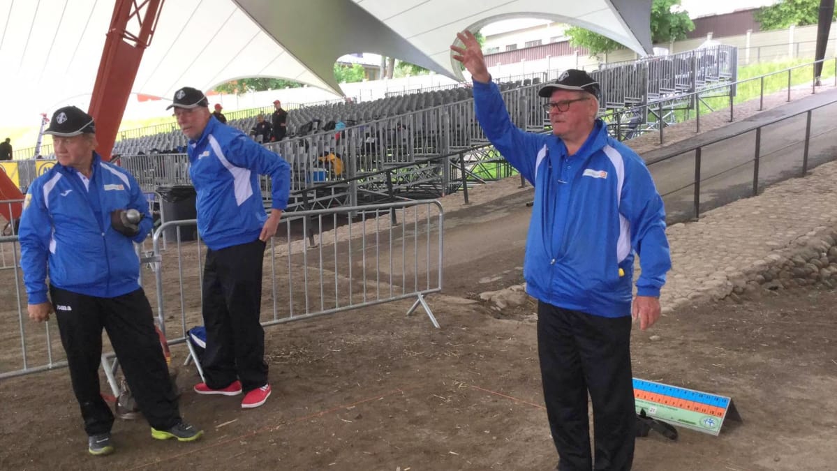 Mies heittää petanque-kuulaa