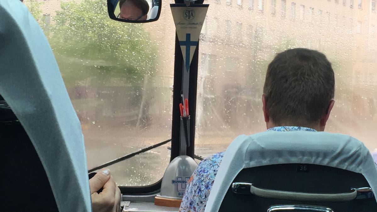 Mato Valtonen huuruisessa bussissa
