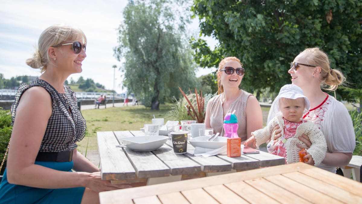 Sini Kiviluoto, Saija Kauppinen-Saksa ja Heta Partanen ravintola Café Ursulan terassilla
