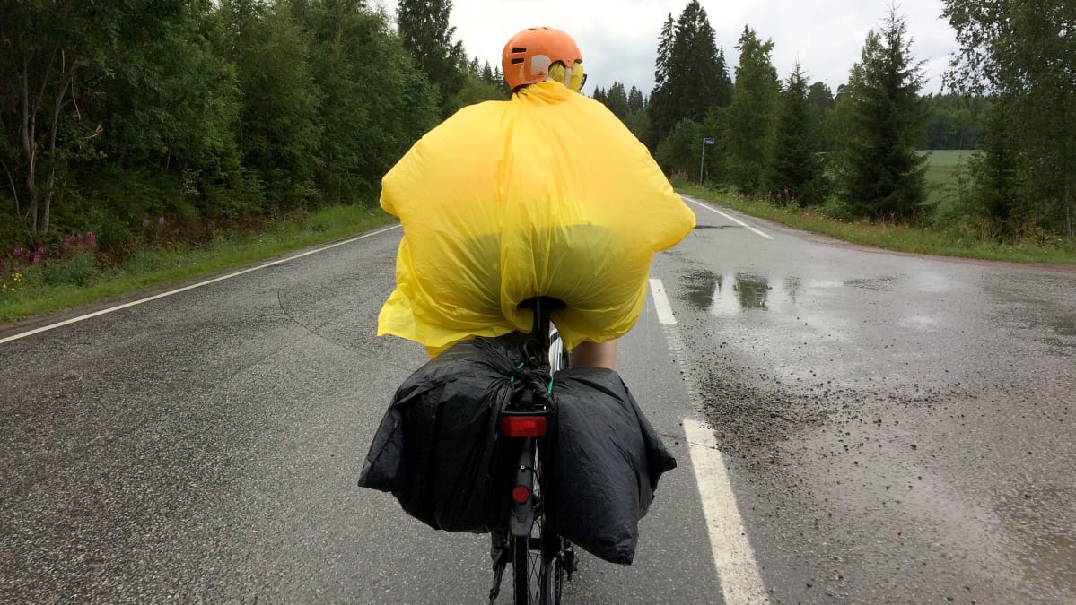 Mari Vesanummi pyöräilee sadeviitassa