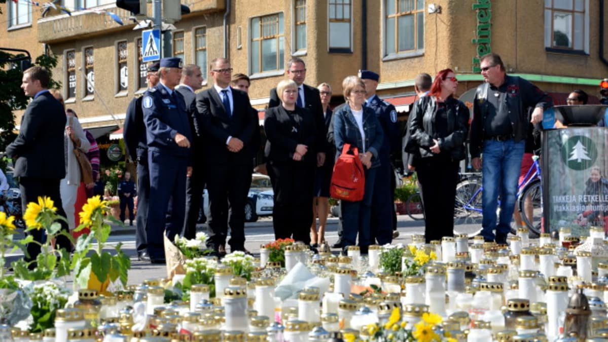 Pääministeri Juha Sipilä Turussa joukkopuukotuksen uhrien muistolle sytytettyjen kynttilöiden äärellä.