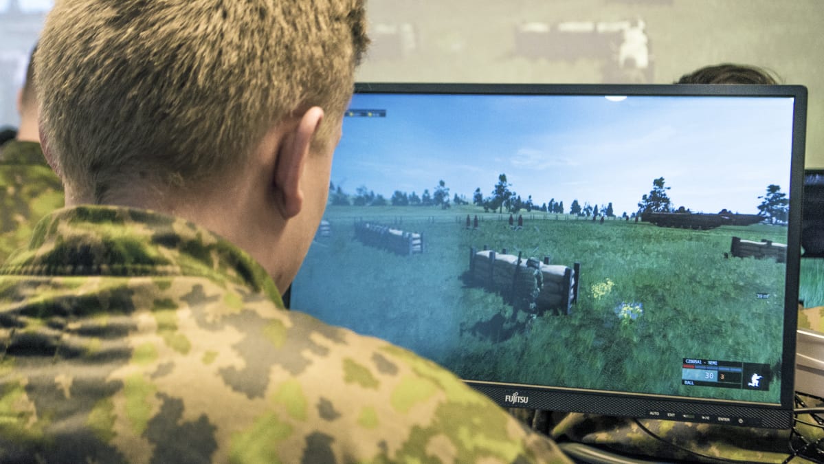 Varusmies pelaa virtuaalikoulutusympäristössä.