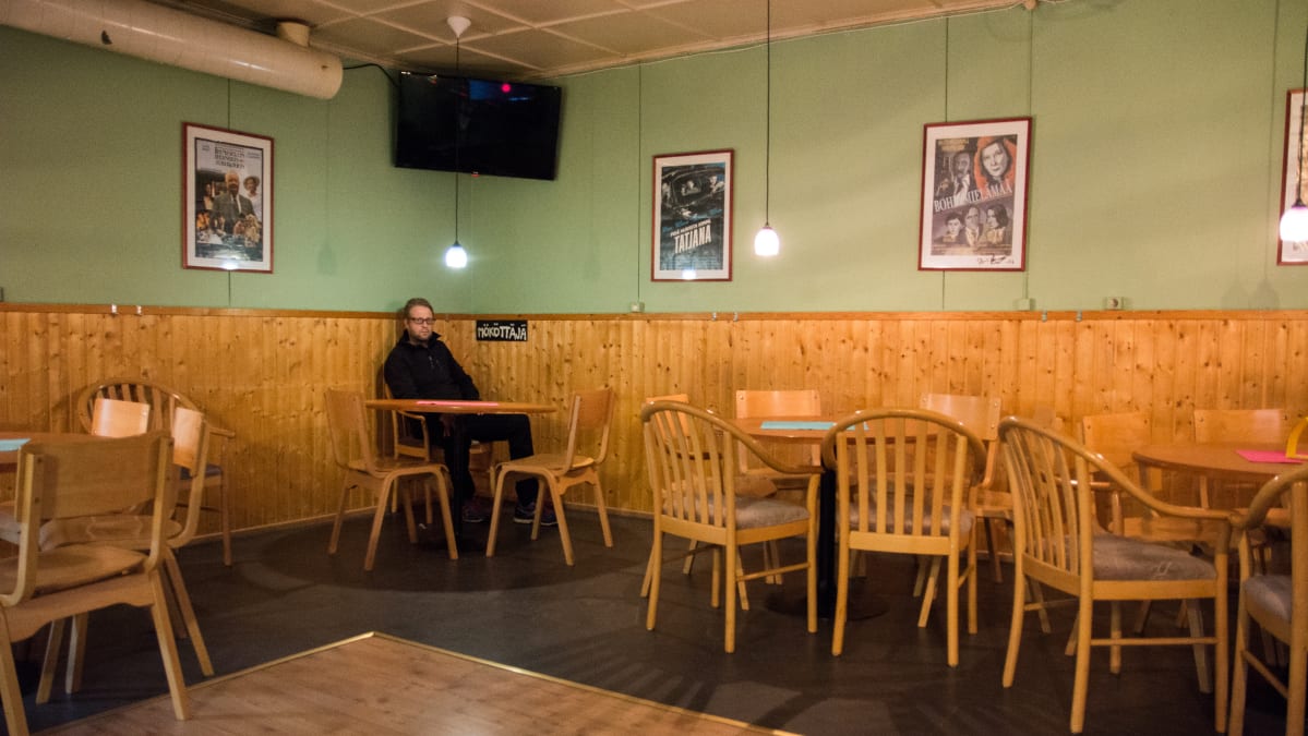 Juha Immonen istuu tyhjillään olevan baarin nurkassa
