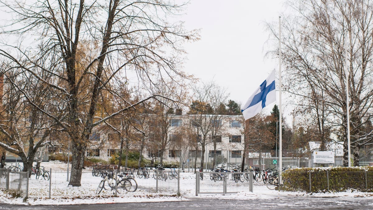 Kokkolan ruotsalainen lukio suruliputtaa.