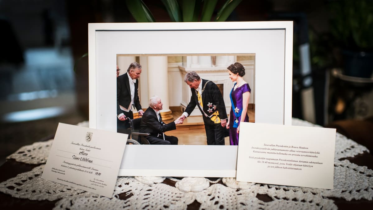 Sotaveteraani Uuno Möttönen kättelee presidentti Sauli Niinistöä itsenäisyyspäivän juhlavastaanotossa