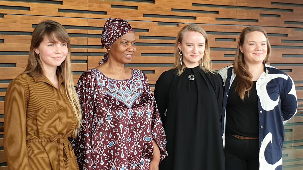 Un women paneelin jäsenet: YK-nuorisodelegaatti Jenni Sundqvist, Un womenin pääjohtaja Phumzile Mlambo-Ngcukan, Saamelaisnuorten puheenjohtaja Petra Laiti ja Suomen Lukiolaisten Liiton puheenjohtaja Roosa Pajunen.