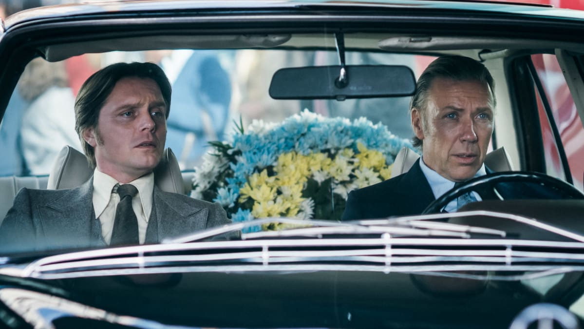 Pelle Heikkilä som Tapani Brotherus och Mikael Persbrandt som Harald Edelstam på väg till Pablo Nerudas begravning.