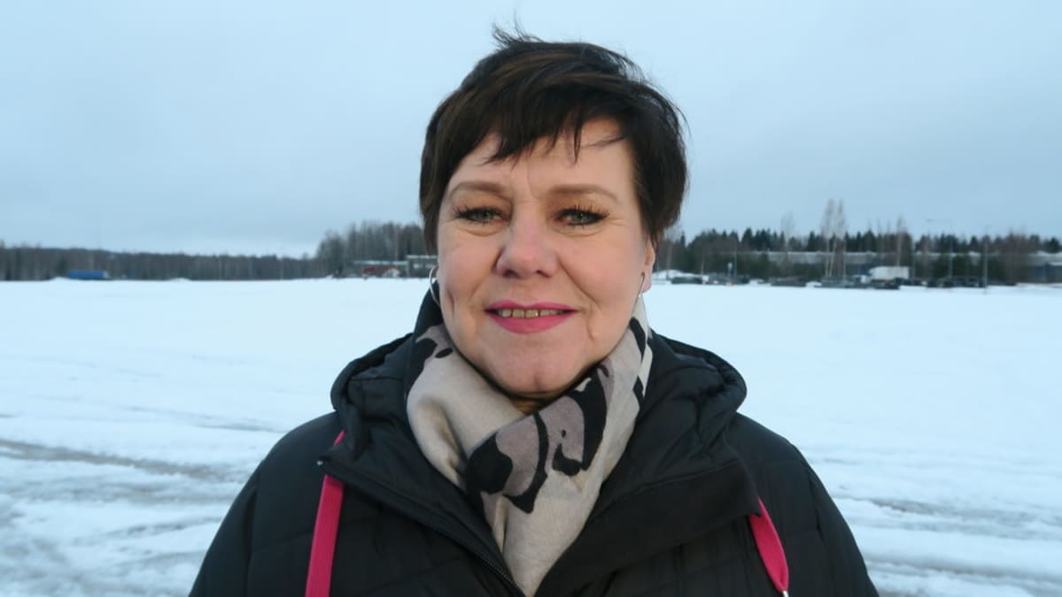 Nainen maisemakuvassa