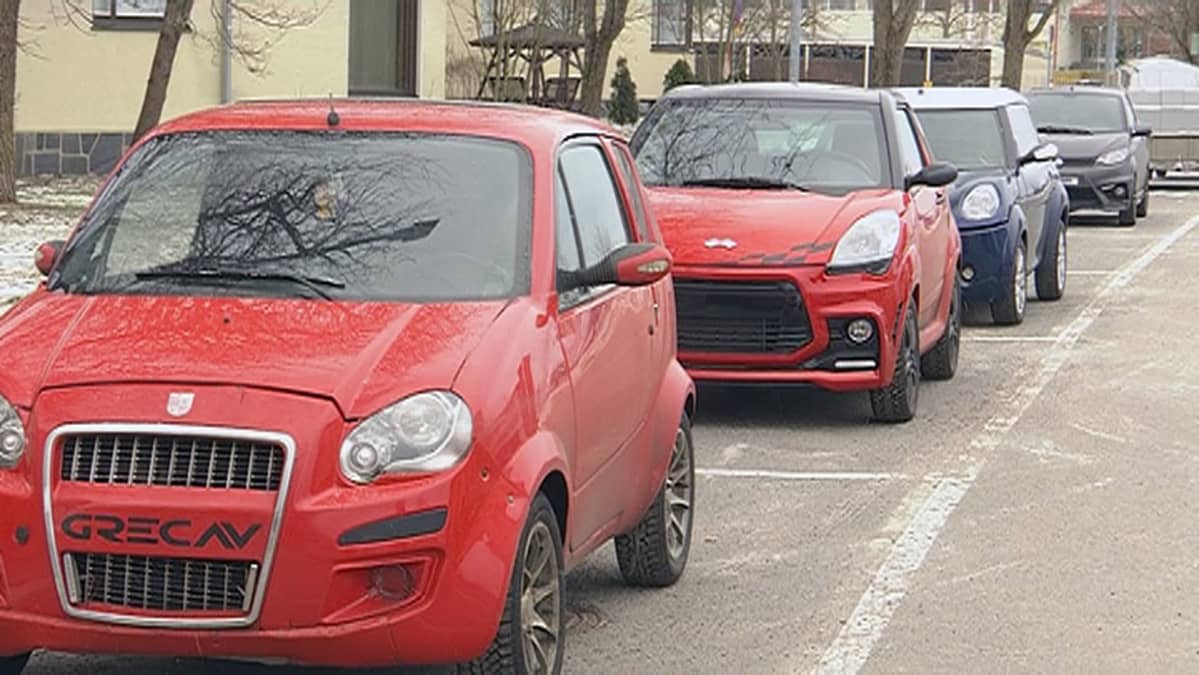 Mopoautoja pysäköitynä