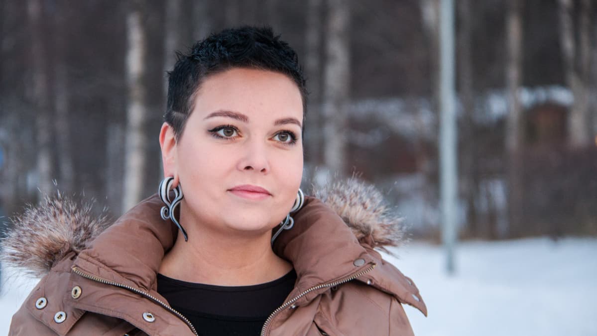 Oululainen Reeta Kuisma seisoo ulkona