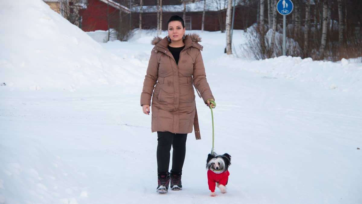 Reeta Kuisma koiran kanssa ulkona