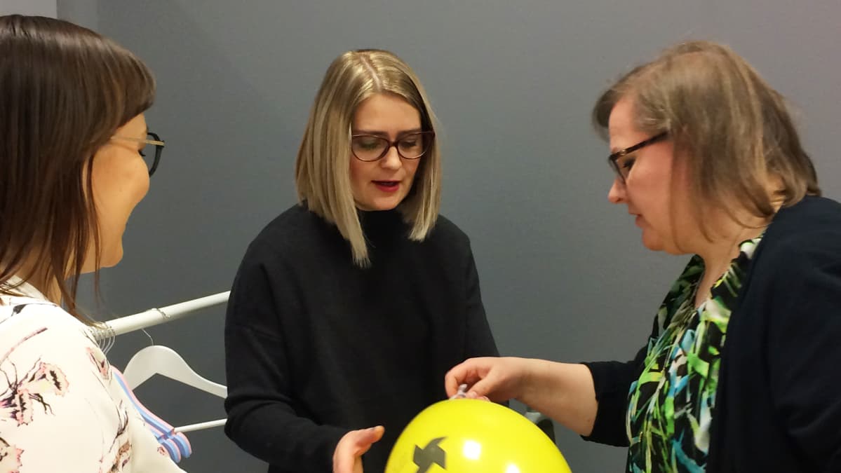 Naisia täyttämässä ilmapalloa popup Puhurissa