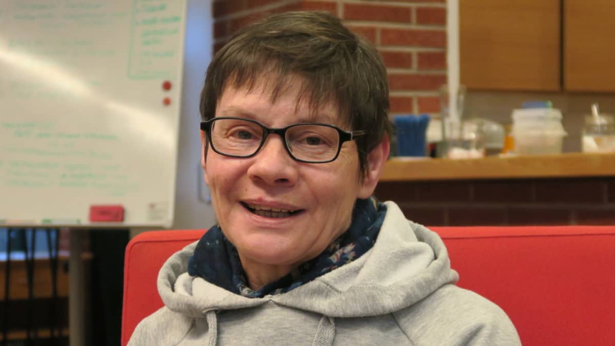 Nainen hymyilee