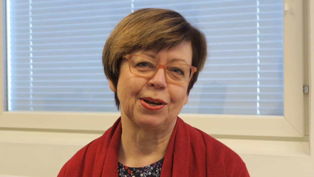 Nainen hymyilee