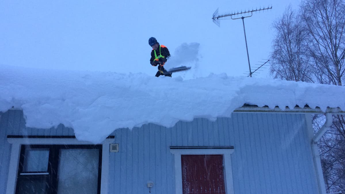 Lumenpudottaja omakotitalon katolla.