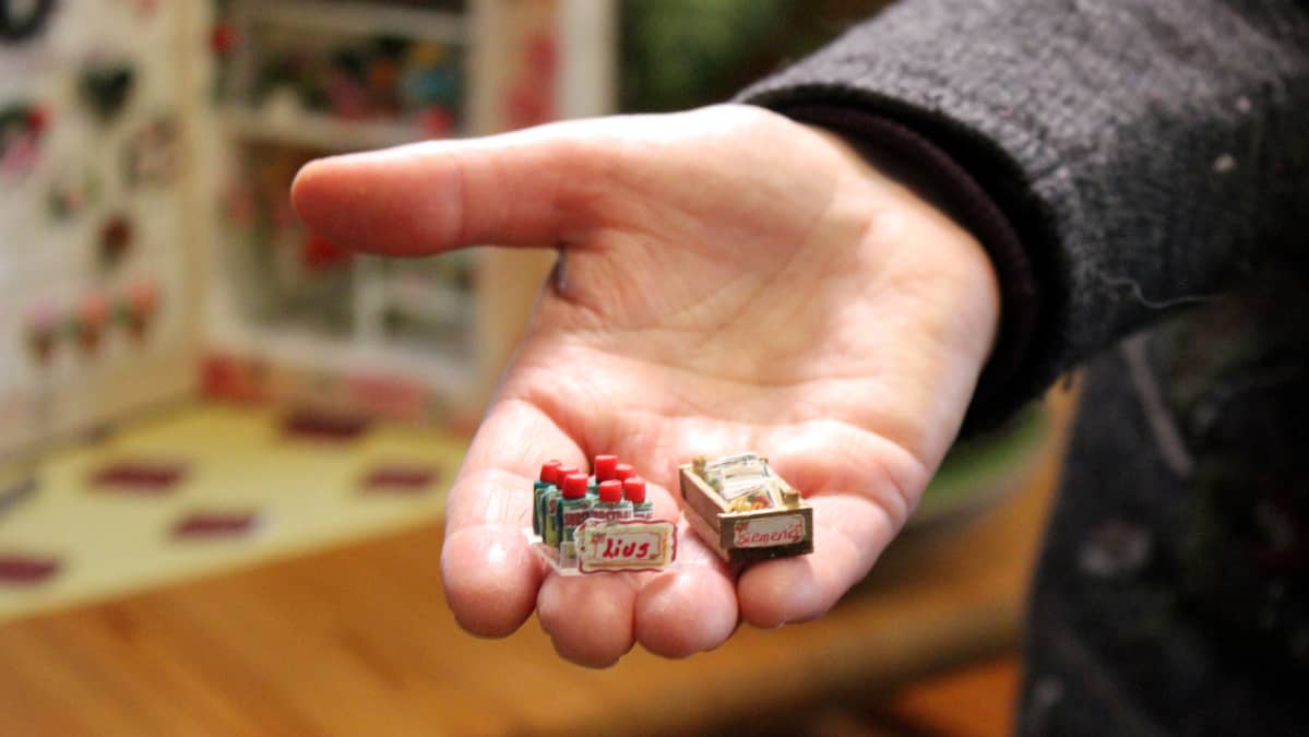 Miniatyyrikukkakaupan pieniä esineitä.