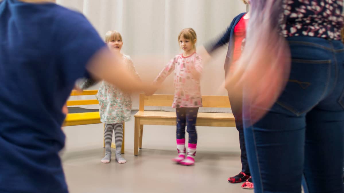 Kuopiolaisen Puijonlaakson päiväkodin esikoululaiset Maisa Mönkkönen ja Milla Snellman (oikealla) muskaritunnilla.