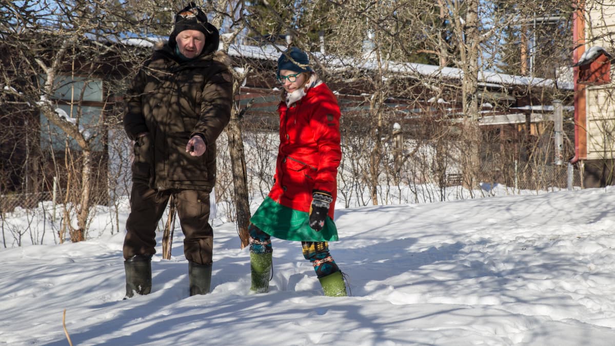 Biodiversiteettiasiantuntija Riku Lumiaro ja Yle Luonnon toimittaja Hannamari Vallila kartoittavat jälkiä lumesta.