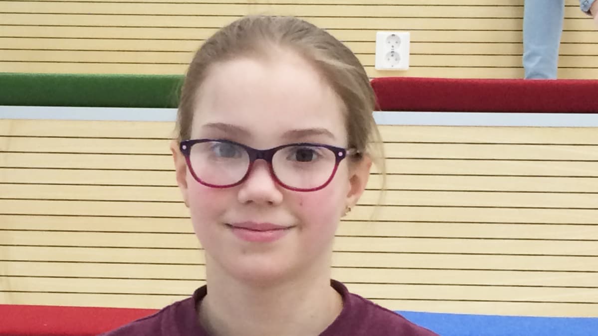 Nelosluokkalainen Noora Tesoman koululla
