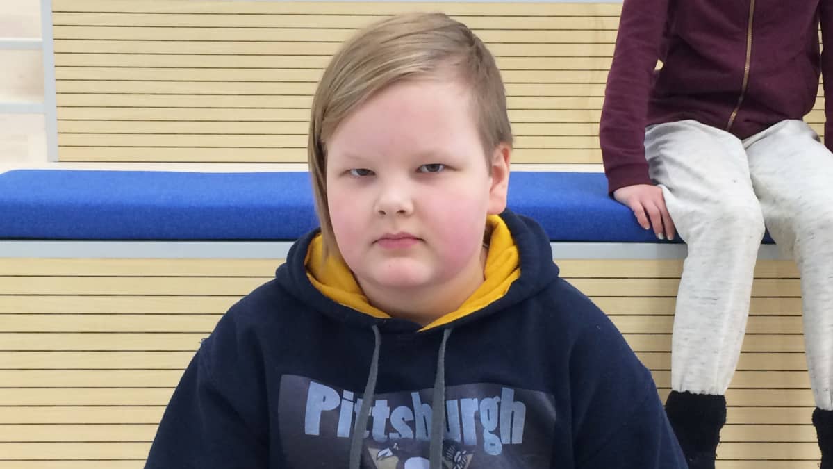 Nelosluokkalainen Miko uudella Tesoman koululla