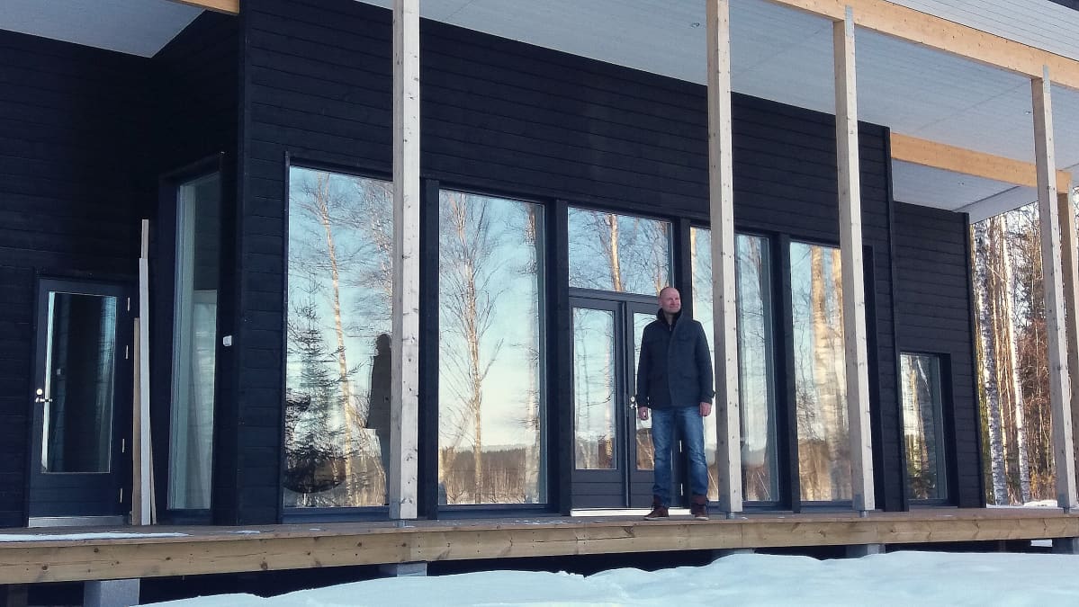 Ville Punavaara mökkinsä terassilla.