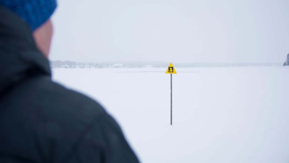 Mies katsoo varoituskylttiä.