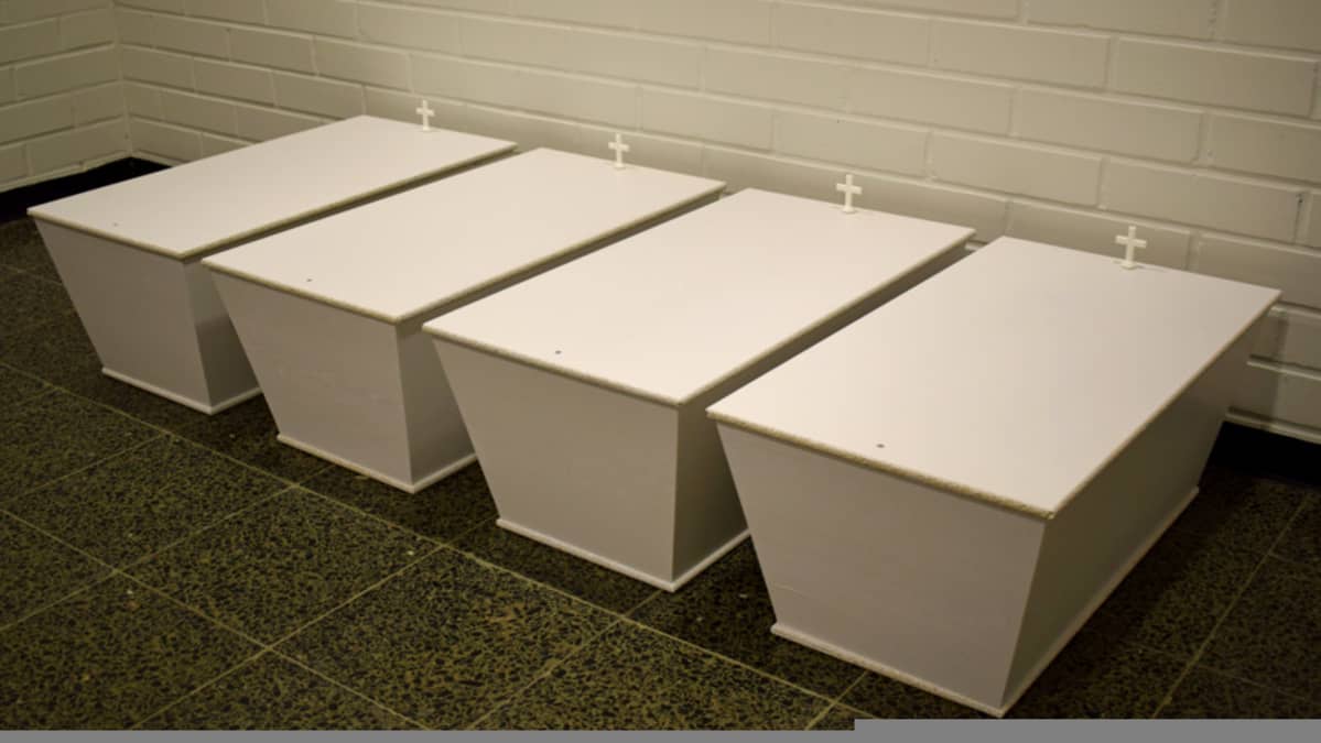 Neljä valkoista arkkua