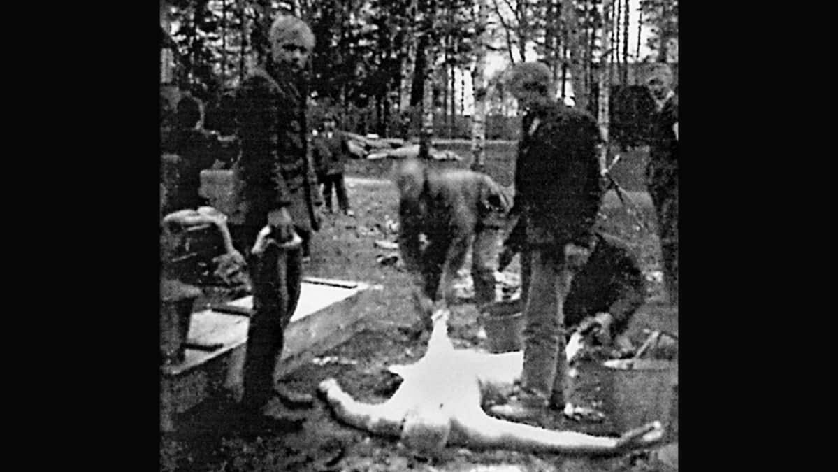Miehet pesevät ruumista ulkona Kouvolassa keväällä 1918