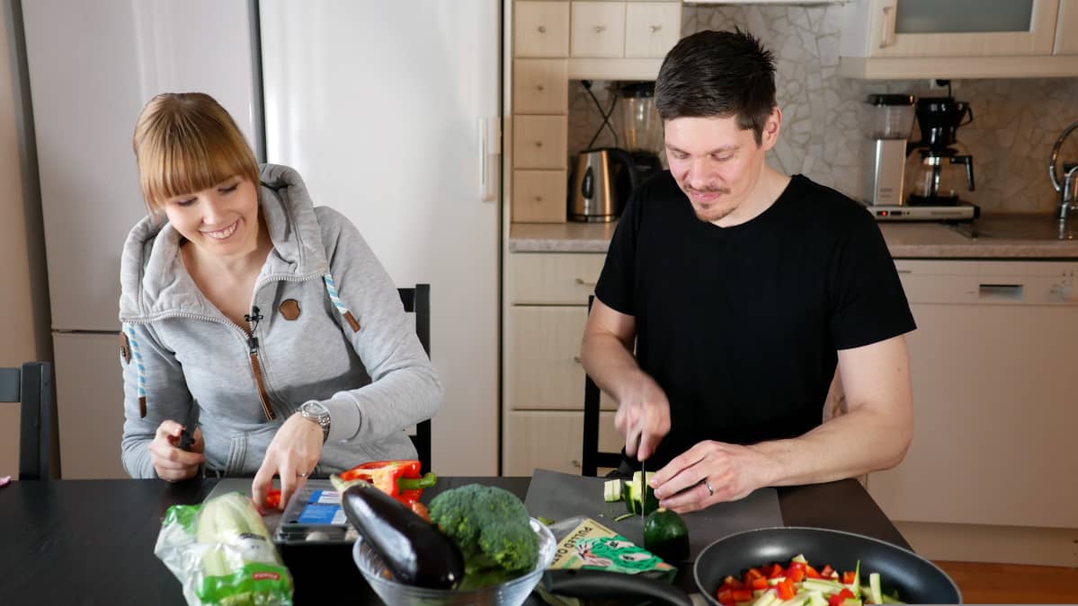 Kasvisruoka maistuu myös Juho Suomiselle. Mies on nykyään 25 kiloa keveämpi, kuin vuosi sitten.