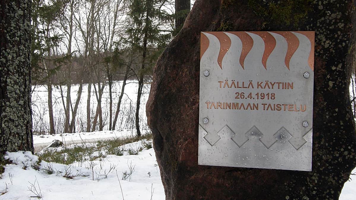 Tarinmaan taistelun muistomerkki, teksti Täällä käytiin 26.4.1918 Tarinmaan taistelu