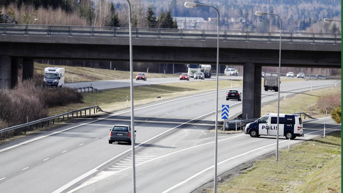 Poliisiauto kolmostien risteyksessä.