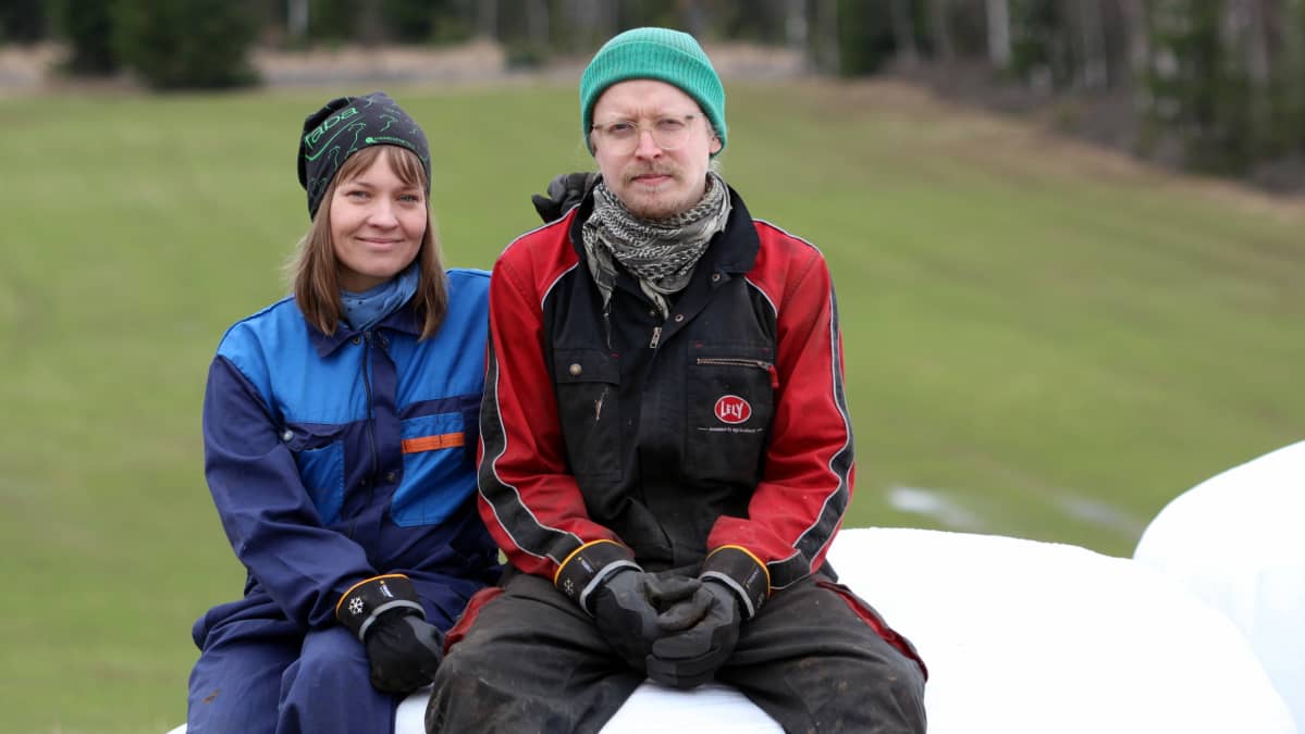 Kangasniemeläiset maitotilan yrittäjät Tuomas Laitinen ja Maisa Juntunen.