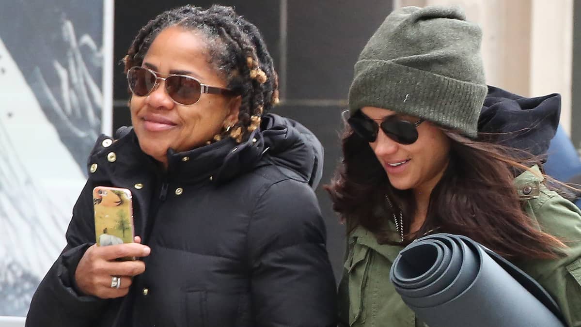 Meghan Markle kävelee äitinsä Doria Raglandin kanssa.