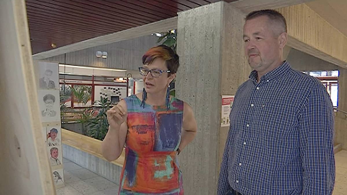 Jari Kesäniemi ja Taija Lauronen piirustusten äärellä