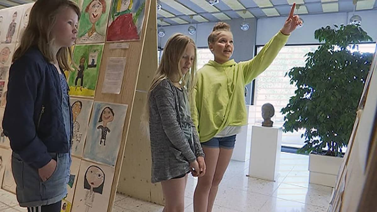 Forssan kuvataidekoululaisia näyttelyssä