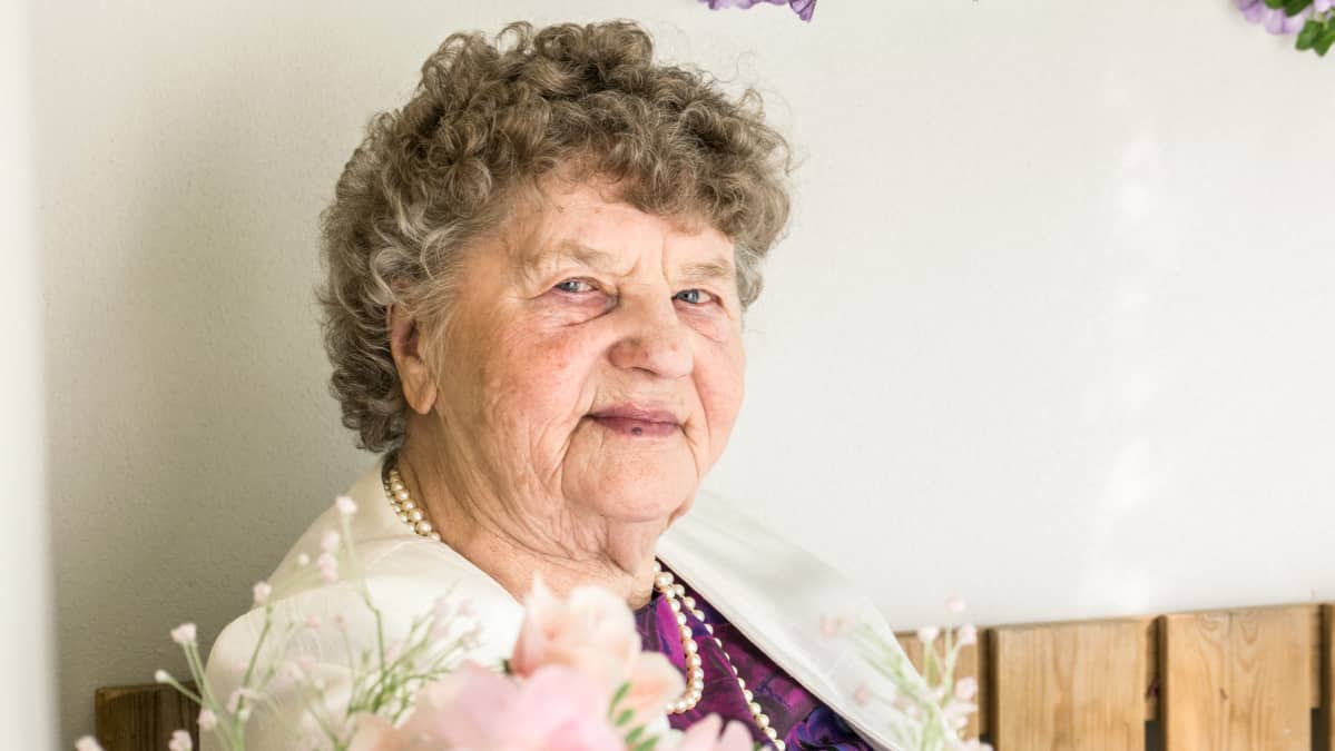 Lyyli Vassinen istumassa parvekkeella.