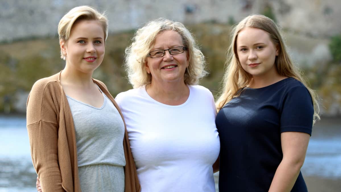 Ijäksen perheen lähihoitajakolmikko Janita, Ritva ja Linda.
