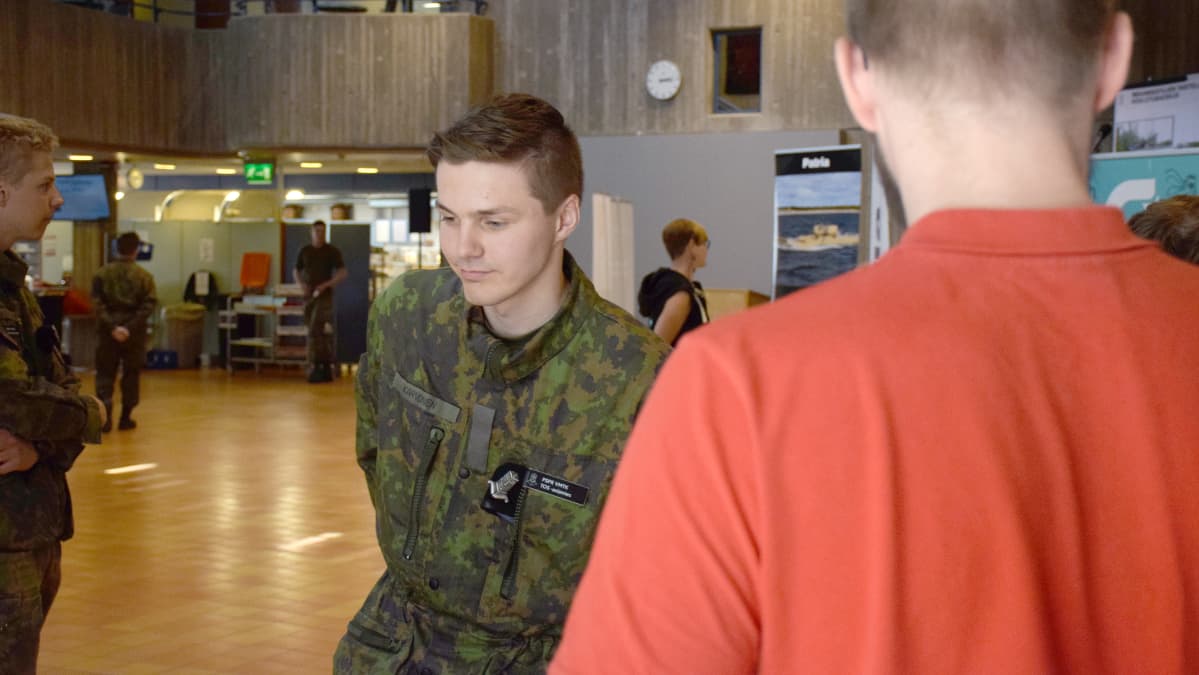 Tykkimies Joona Karvonen rekrytointimessuilla Parolassa.