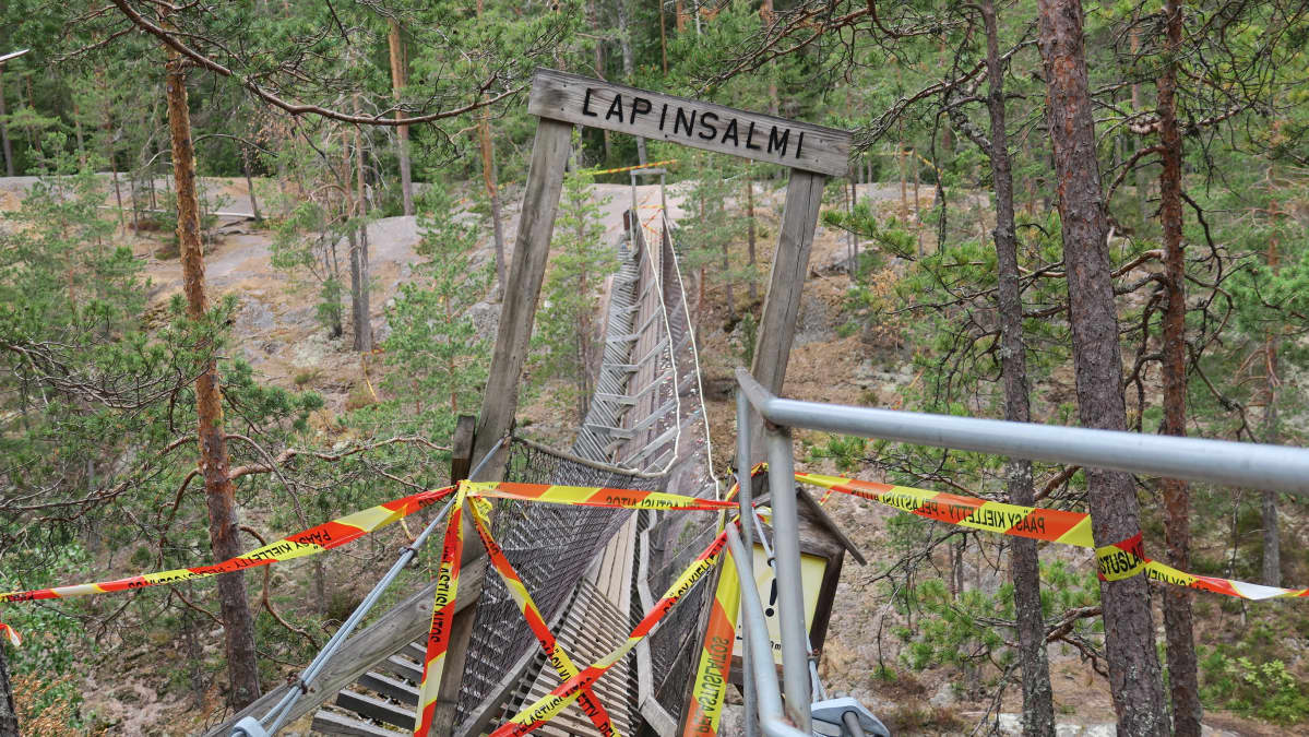 riippusilta Repoveden kansallispuistossa, silta eristetty nauhoilla, Lapinsalmi