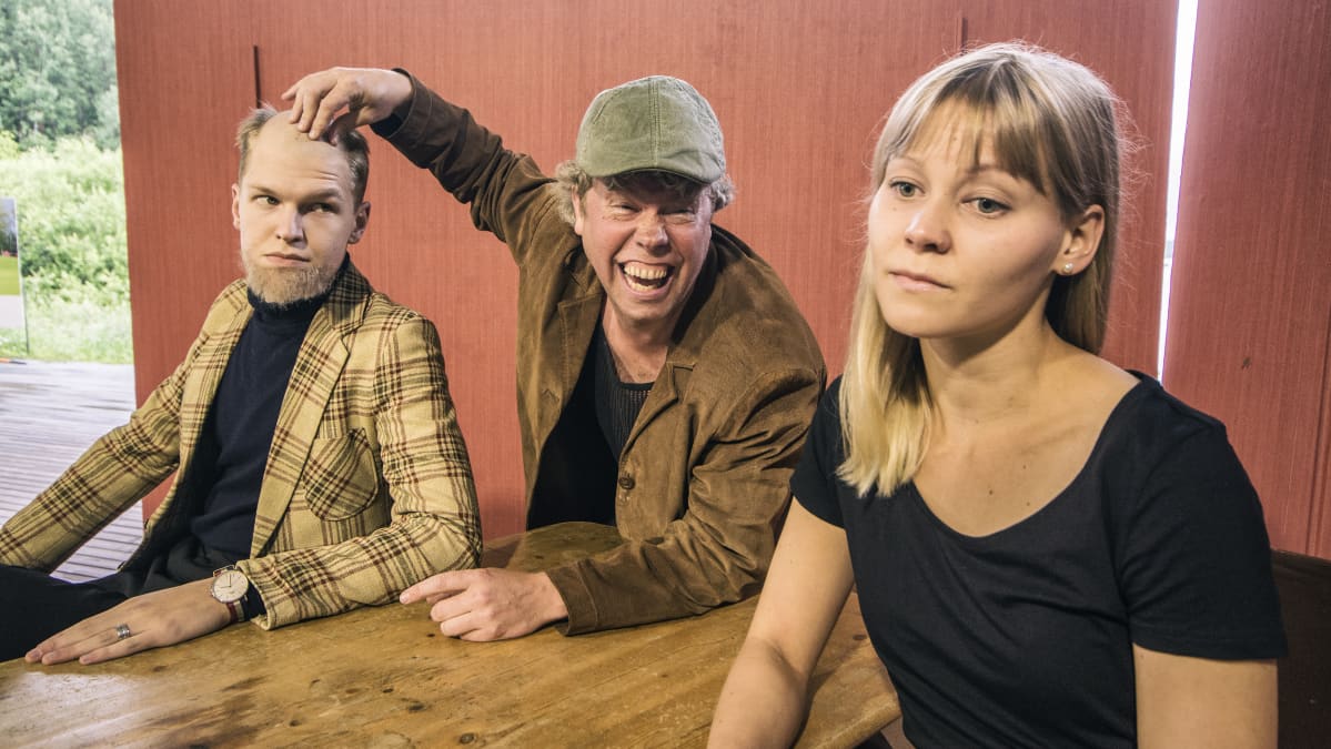 Lauri Qvick, Tatu Siivonen ja Tiina Hakkarainen näyttelevät kohtausta Pertti-näytelmästä.